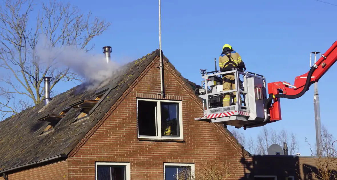 Brandweer sloopt dak om brand te blussen - Foto 6