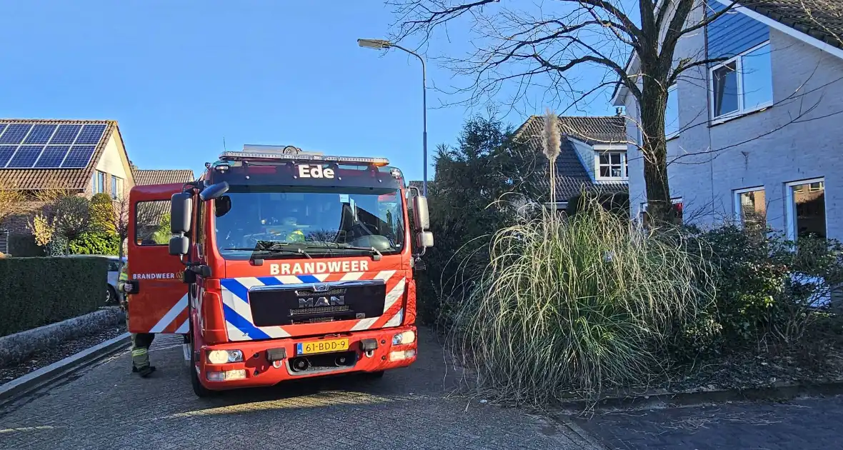 Vlammen uit schoorsteen bij brand