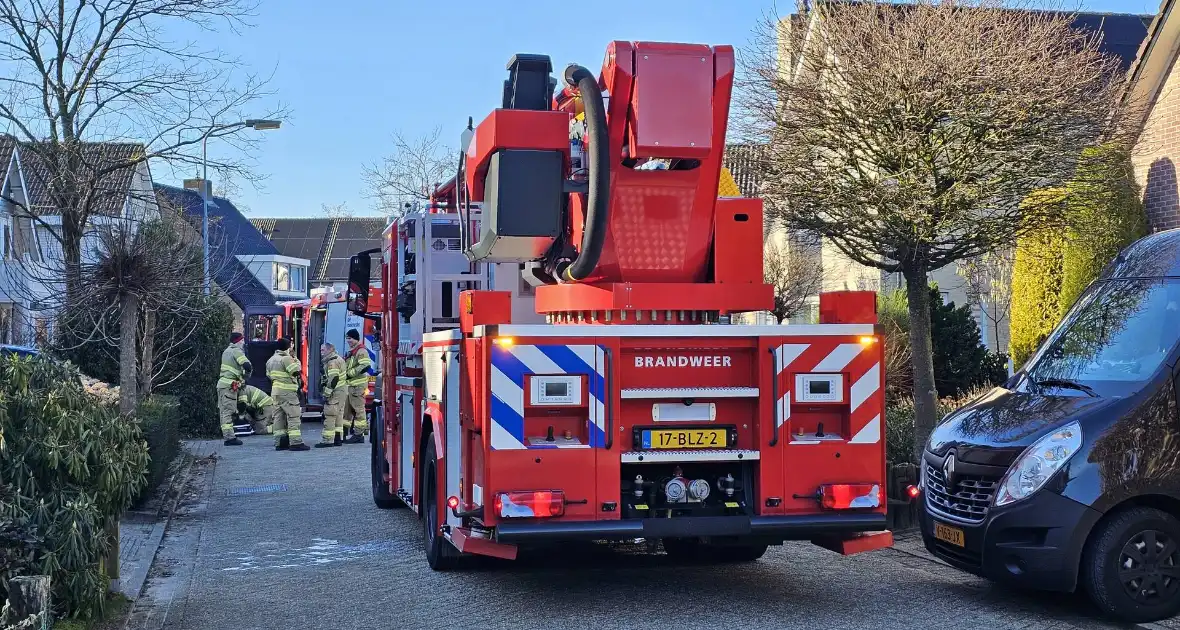 Vlammen uit schoorsteen bij brand - Foto 2