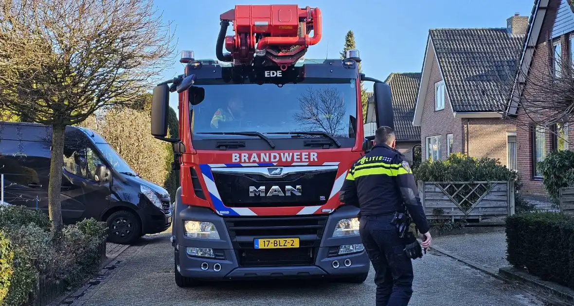 Vlammen uit schoorsteen bij brand - Foto 3