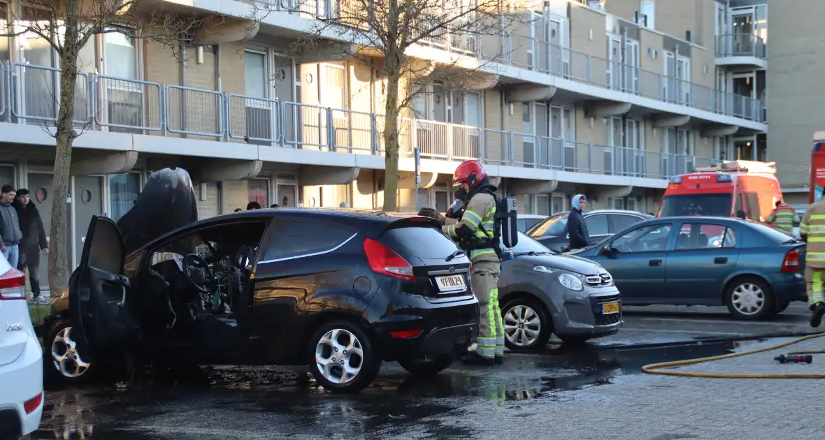 Auto flink beschadigd bij brand - Foto 1