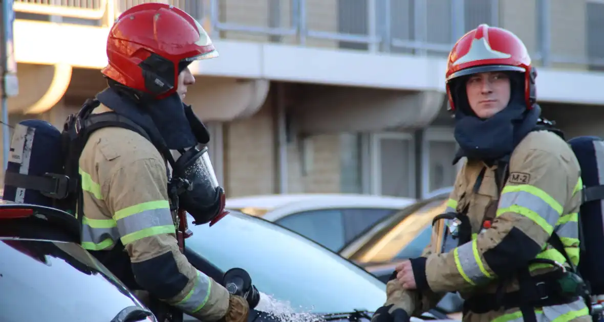 Auto flink beschadigd bij brand - Foto 3