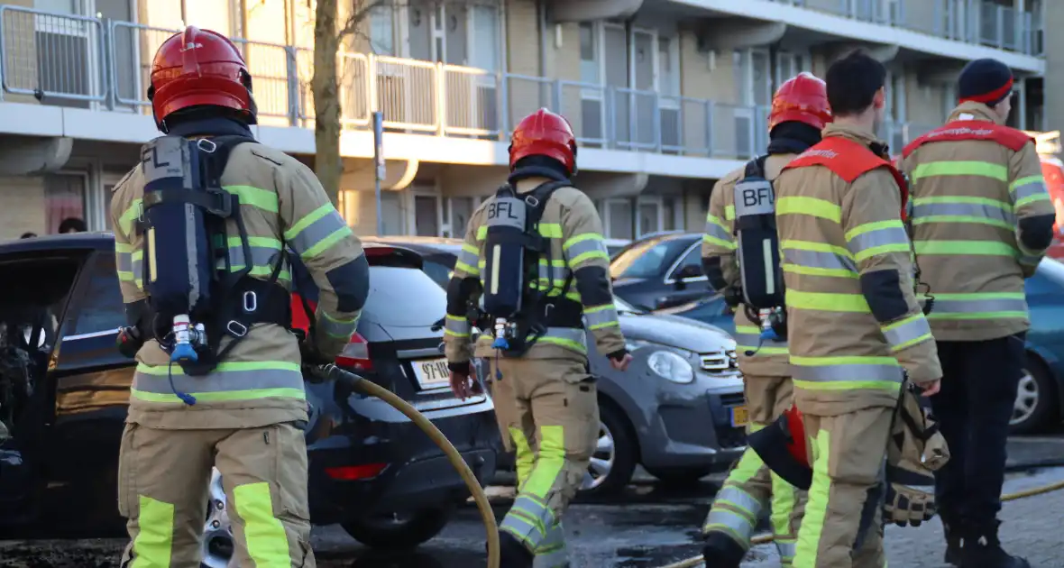 Auto flink beschadigd bij brand - Foto 4