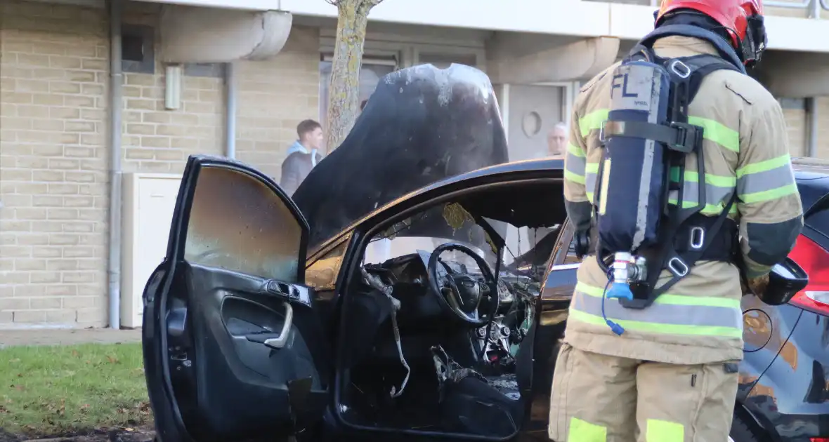 Auto flink beschadigd bij brand - Foto 6