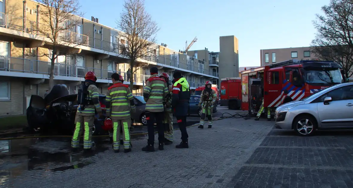 Auto flink beschadigd bij brand - Foto 7