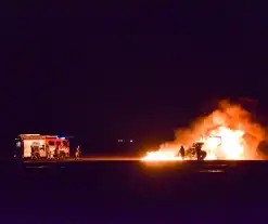 Landbouwvoertuig uitgebrand in weiland