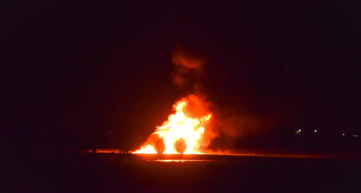 Landbouwvoertuig uitgebrand in weiland - Foto 10
