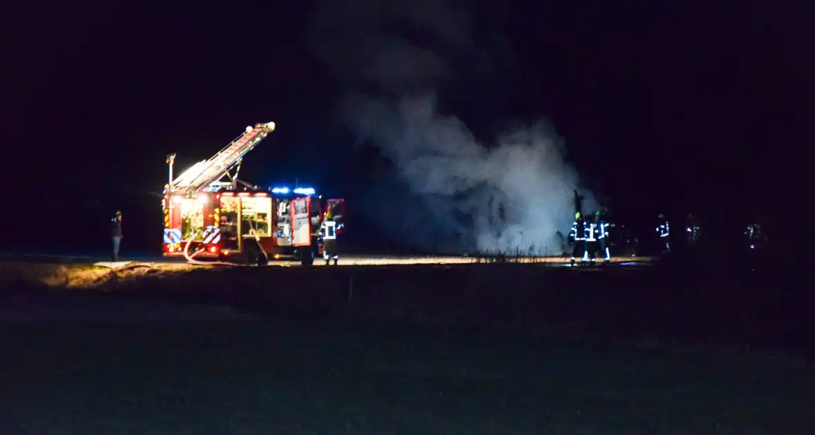 Landbouwvoertuig uitgebrand in weiland - Foto 5