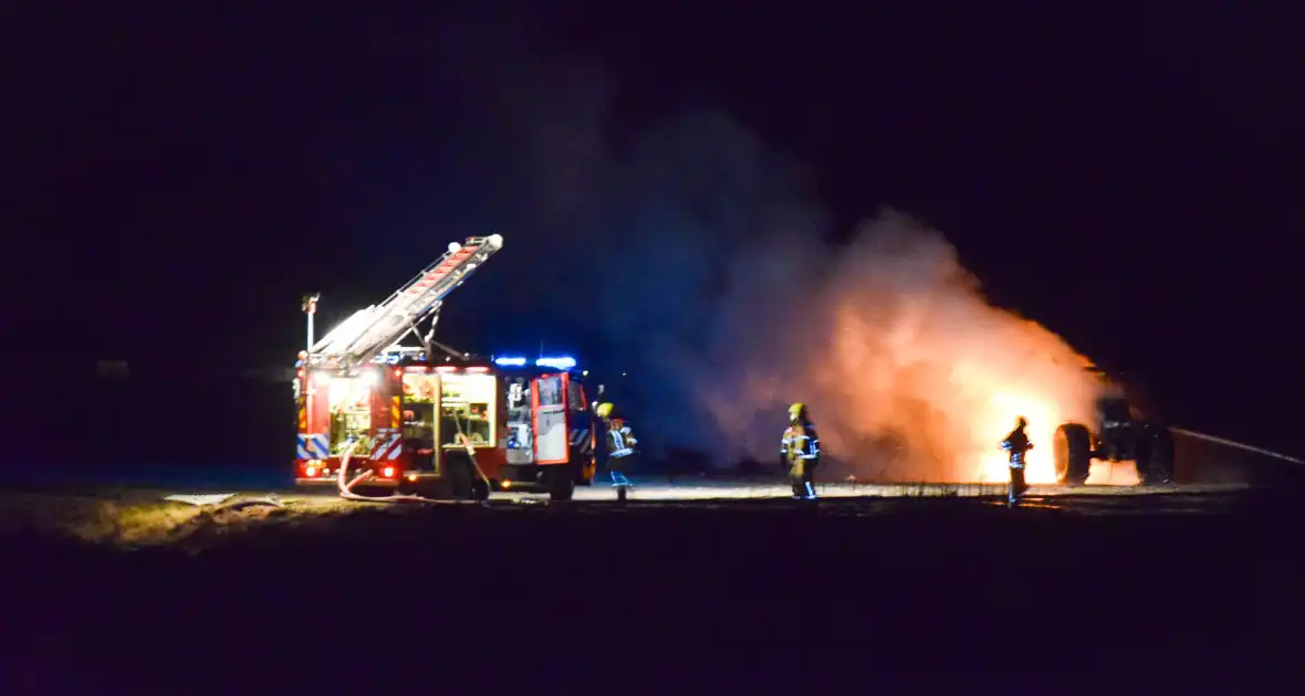 Landbouwvoertuig uitgebrand in weiland - Foto 8