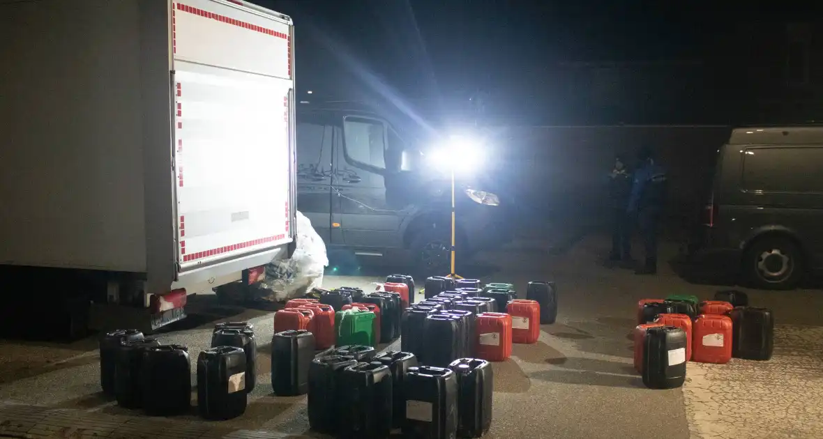 Twee bakwagens vol met verdachte jerrycans aangetroffen - Foto 1