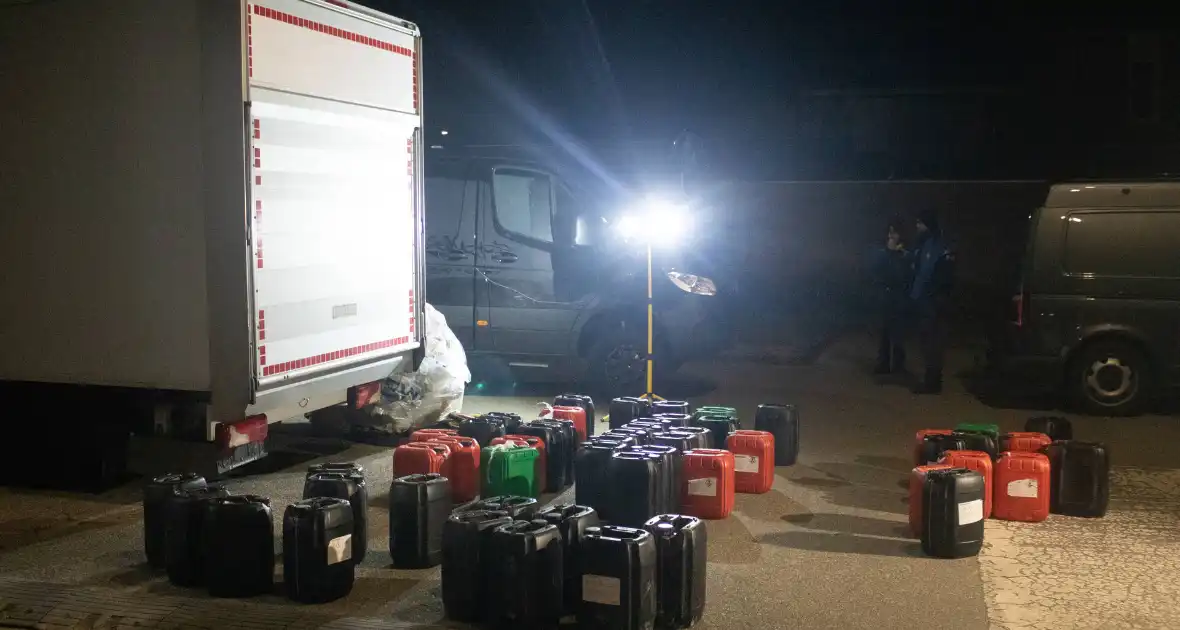 Twee bakwagens vol met verdachte jerrycans aangetroffen - Foto 11