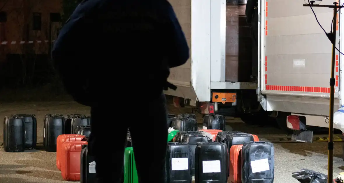 Twee bakwagens vol met verdachte jerrycans aangetroffen - Foto 3