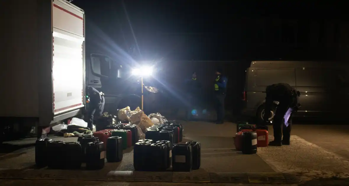 Twee bakwagens vol met verdachte jerrycans aangetroffen - Foto 7