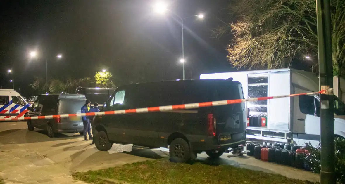 Twee bakwagens vol met verdachte jerrycans aangetroffen - Foto 8