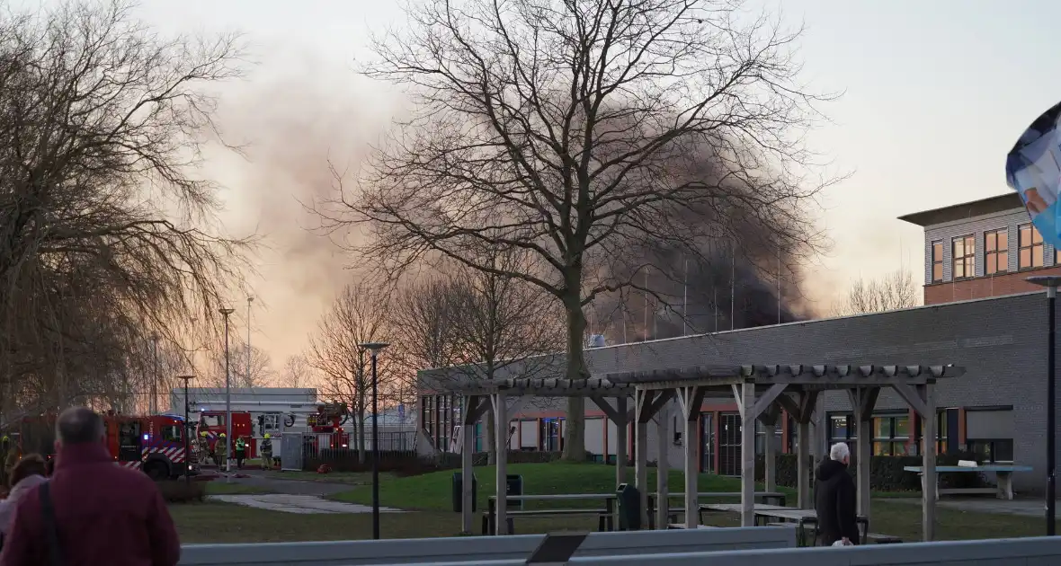 Grote brand in schoolgebouw - Foto 1