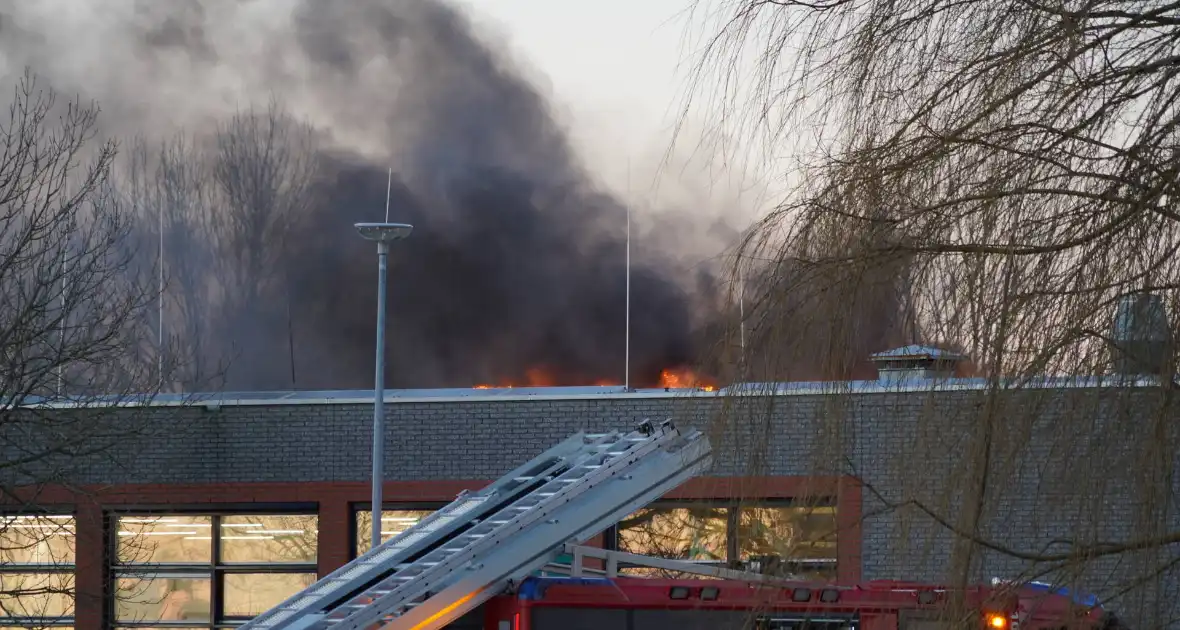 Grote brand in schoolgebouw - Foto 2