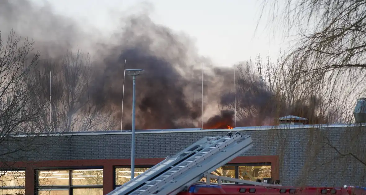 Grote brand in schoolgebouw - Foto 3