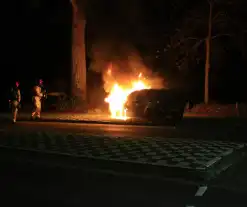 Auto vliegt tijdens het rijden plotseling in brand