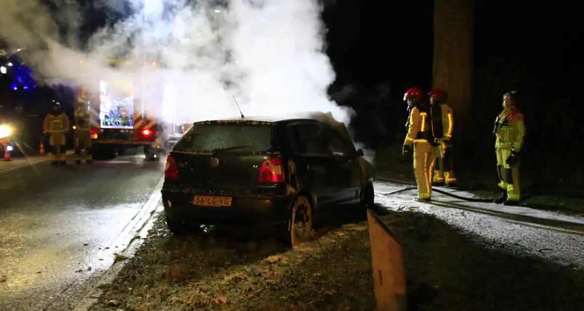 Auto vliegt tijdens het rijden plotseling in brand - Foto 3