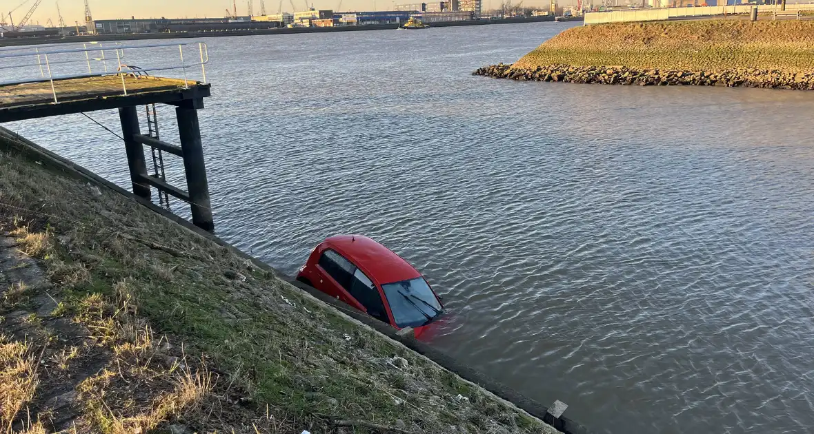 Hulpdiensten ingezet voor auto te water