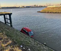 Hulpdiensten ingezet voor auto te water