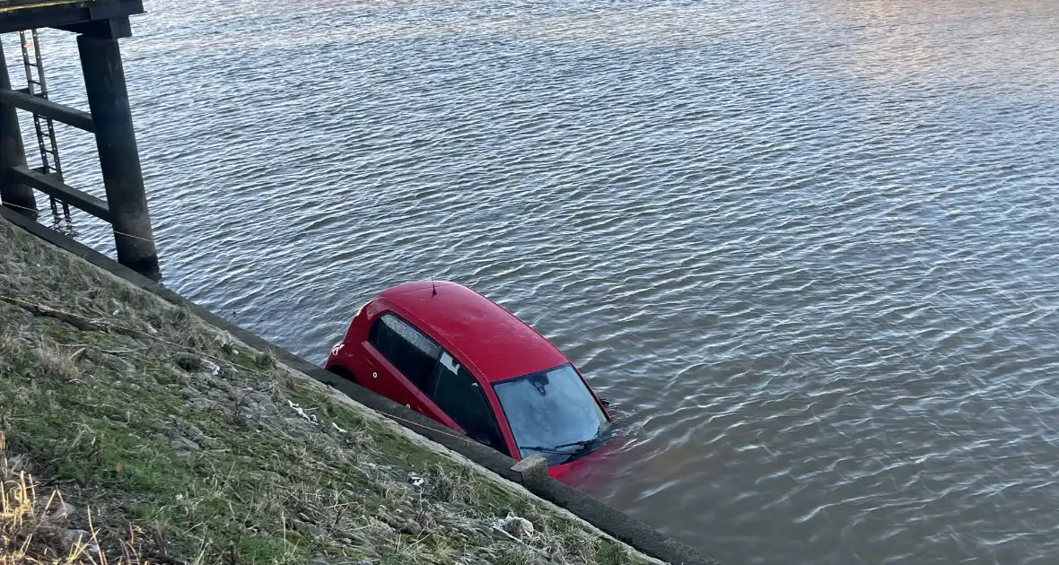 Hulpdiensten ingezet voor auto te water - Foto 1