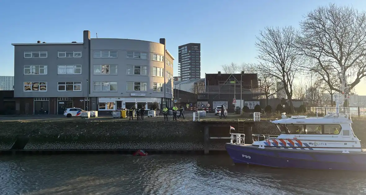 Hulpdiensten ingezet voor auto te water - Foto 10