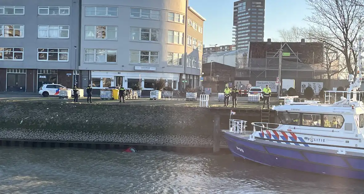 Hulpdiensten ingezet voor auto te water - Foto 12