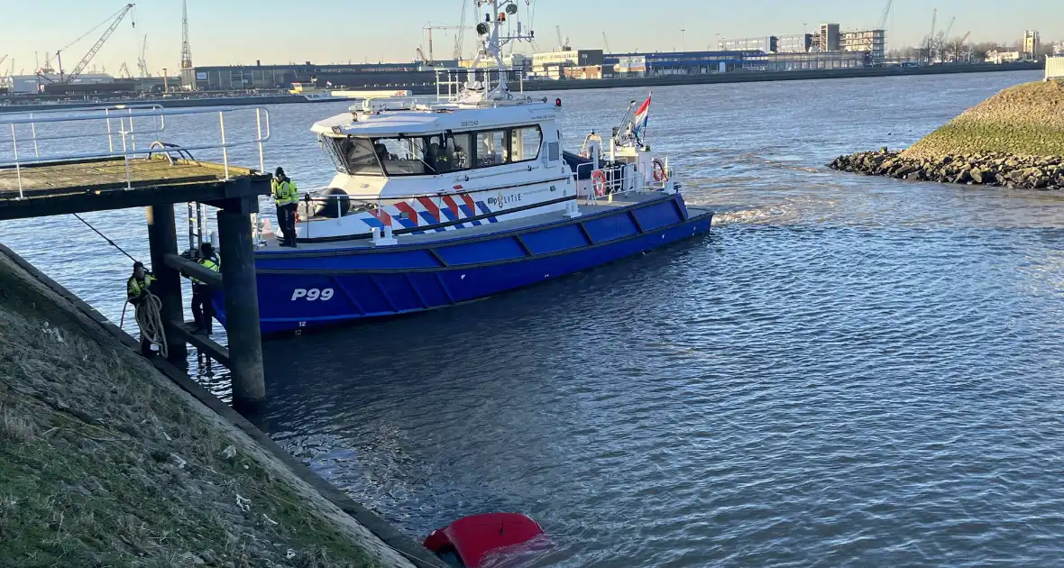 Hulpdiensten ingezet voor auto te water - Foto 13