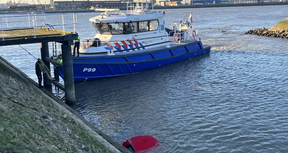 Hulpdiensten ingezet voor auto te water - Foto 14