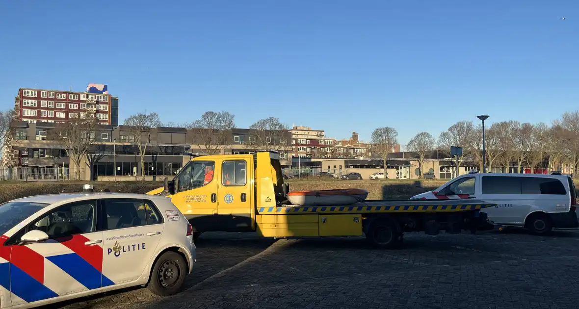 Hulpdiensten ingezet voor auto te water - Foto 16