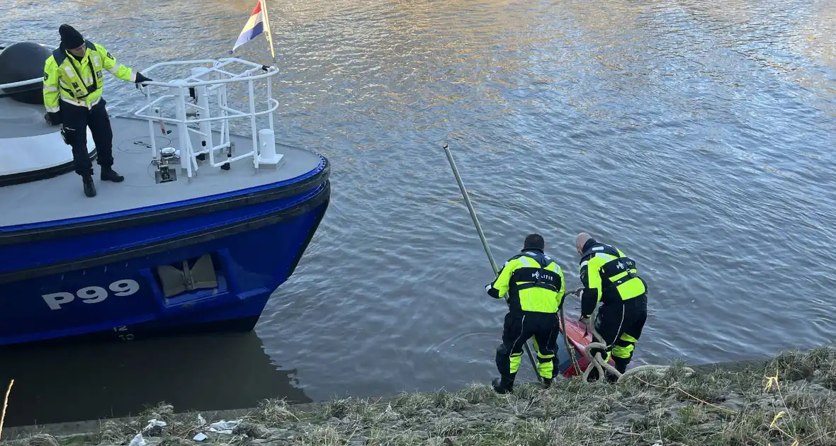 Hulpdiensten ingezet voor auto te water - Foto 17