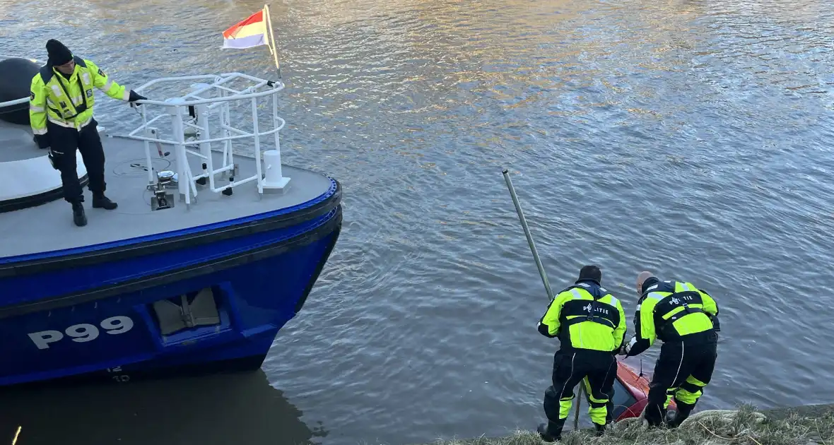 Hulpdiensten ingezet voor auto te water - Foto 18