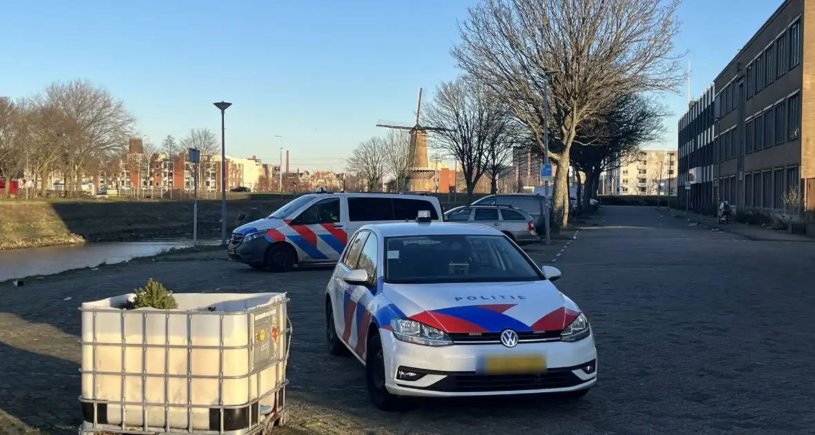 Hulpdiensten ingezet voor auto te water - Foto 2