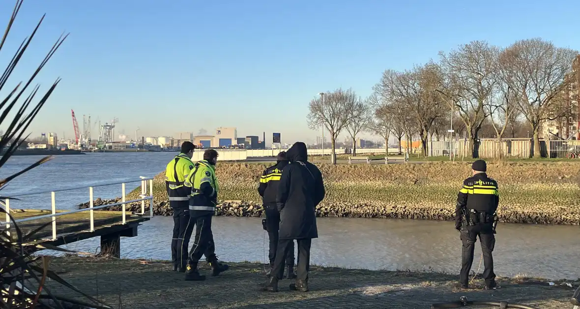 Hulpdiensten ingezet voor auto te water - Foto 3