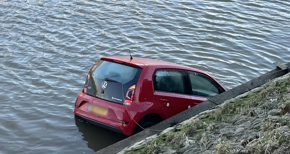 Hulpdiensten ingezet voor auto te water - Foto 4