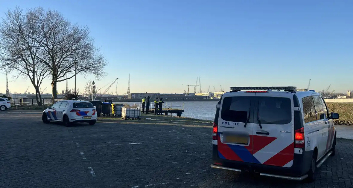 Hulpdiensten ingezet voor auto te water - Foto 6