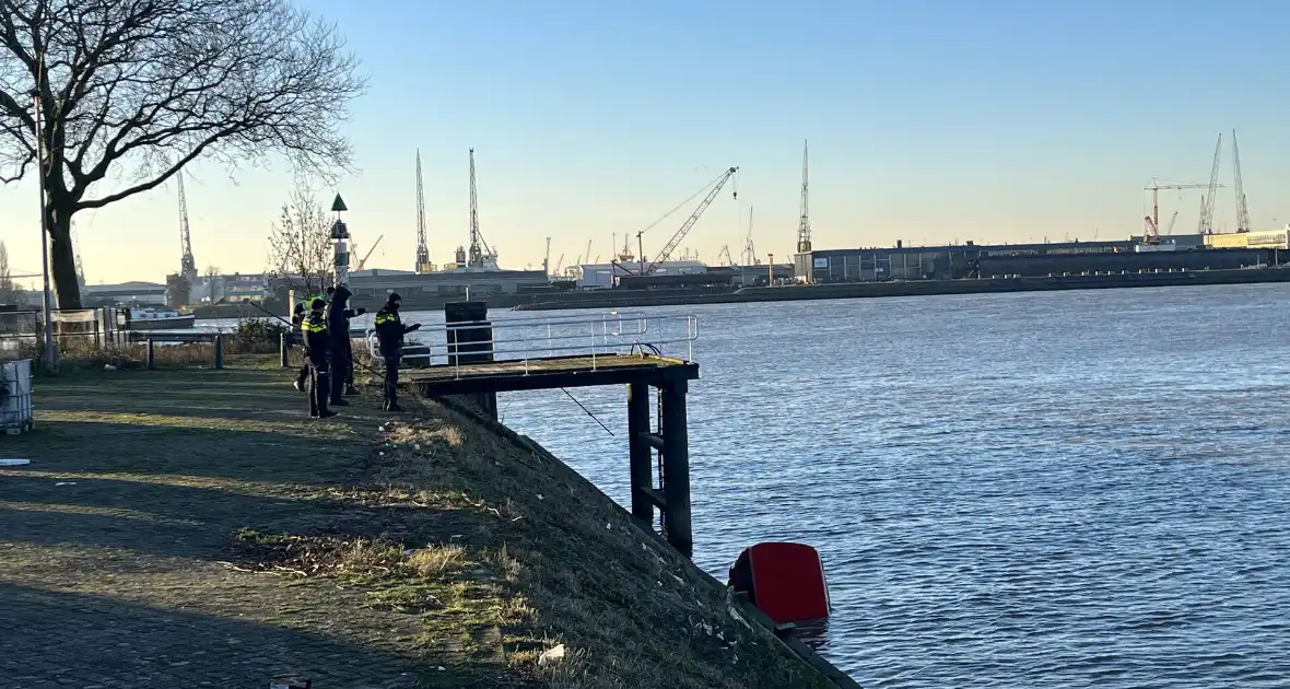 Hulpdiensten ingezet voor auto te water - Foto 7