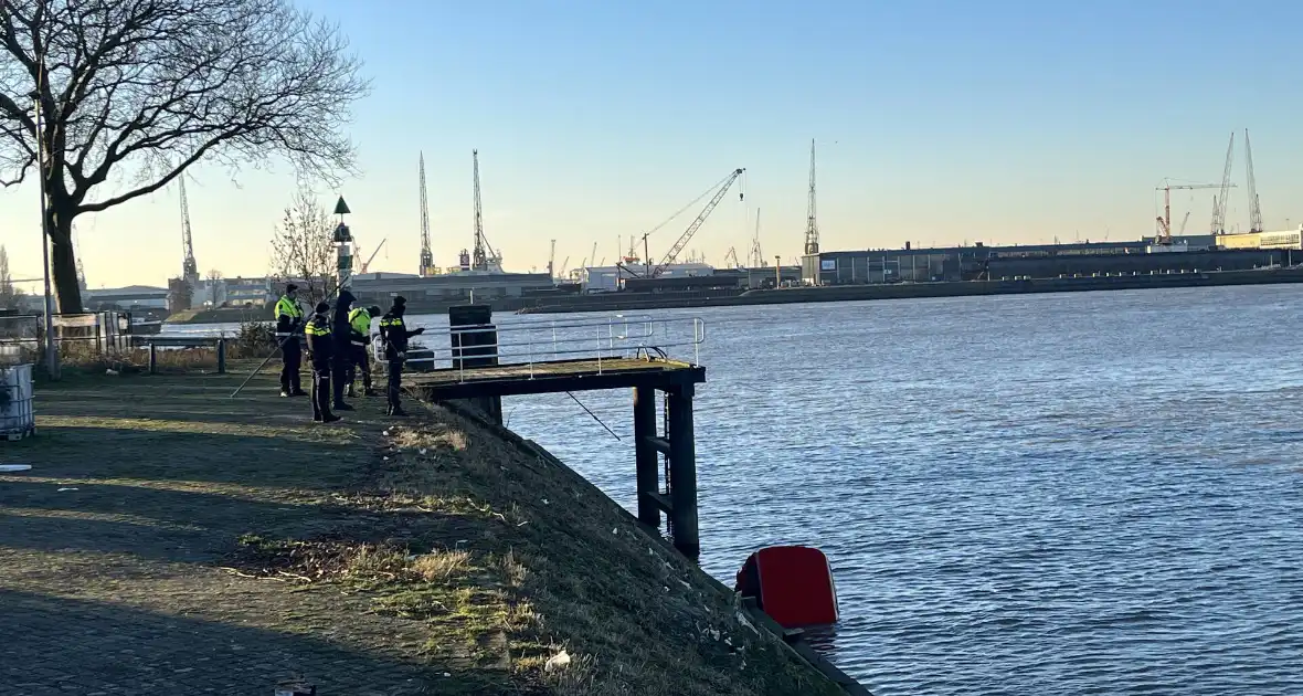 Hulpdiensten ingezet voor auto te water - Foto 8