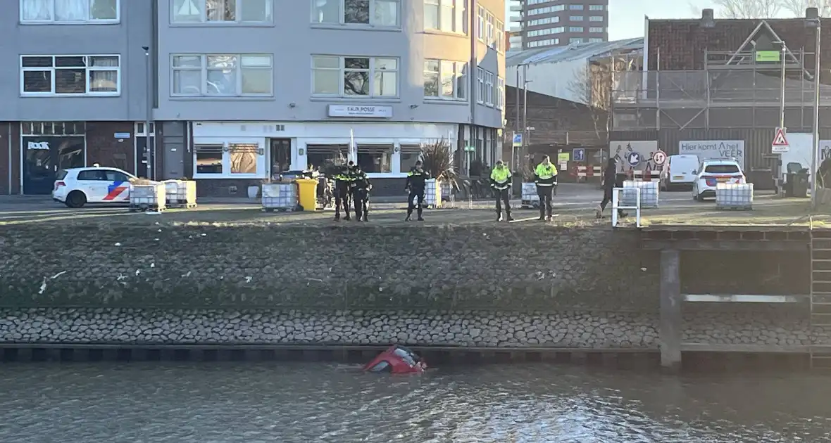 Hulpdiensten ingezet voor auto te water - Foto 9