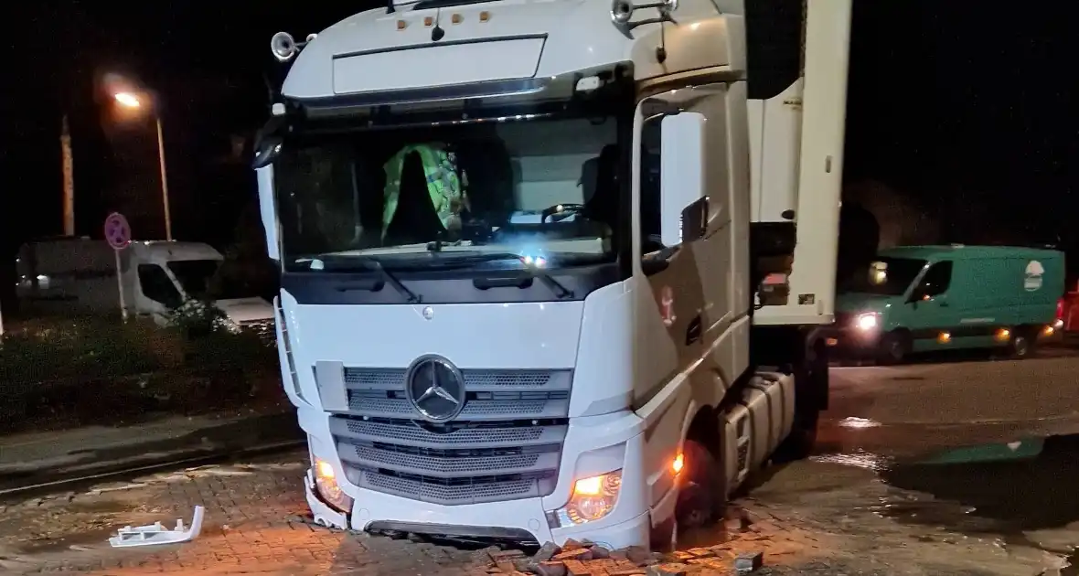 Vrachtwagenchauffeur rijdt sinkhole in