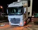 Vrachtwagenchauffeur rijdt sinkhole in