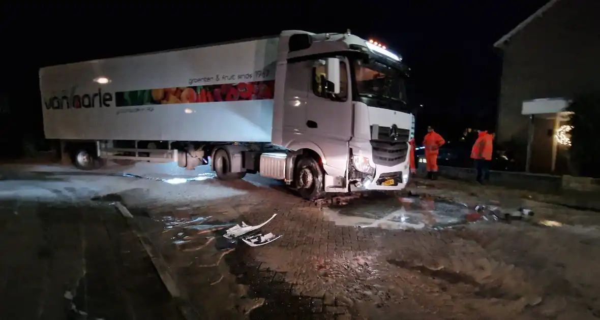 Vrachtwagenchauffeur rijdt sinkhole in - Foto 1