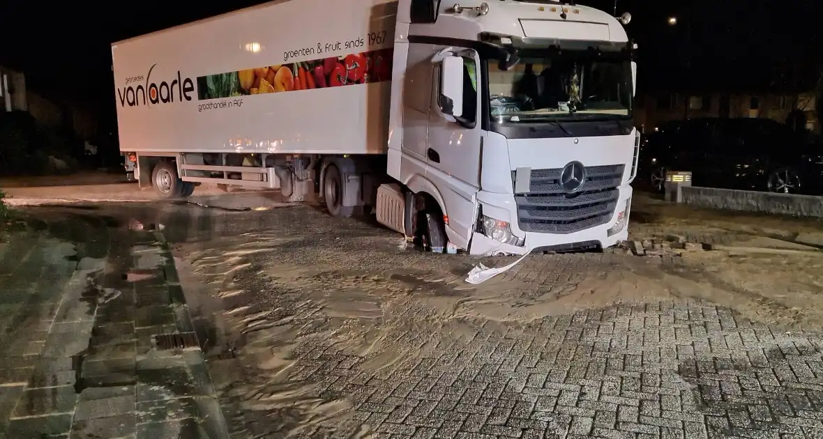 Vrachtwagenchauffeur rijdt sinkhole in - Foto 2