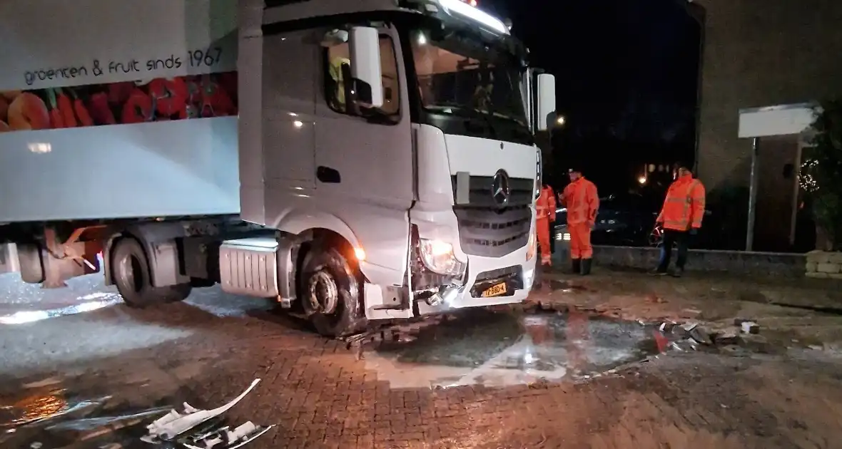 Vrachtwagenchauffeur rijdt sinkhole in - Foto 4
