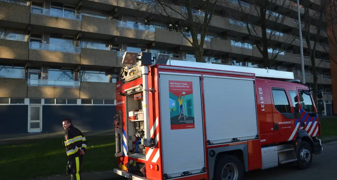 Brandweer onderzoekt afgaan rookmelder in woning - Foto 7