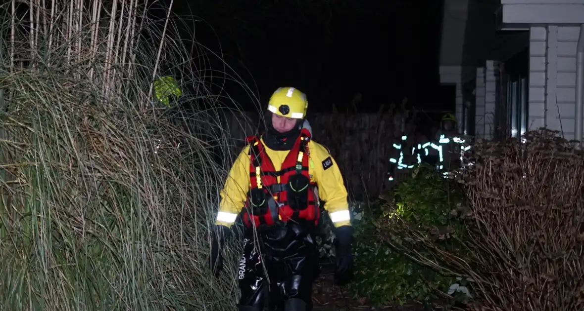 Eenden van het ijs gered door brandweer - Foto 5