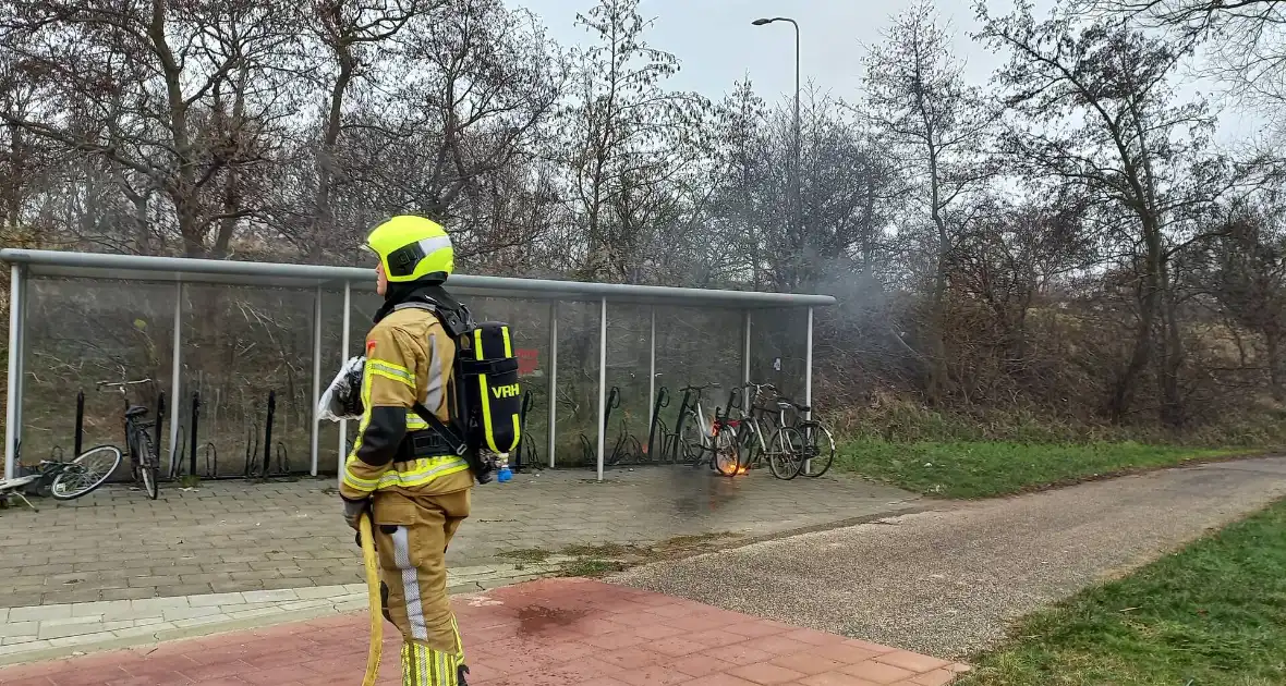 Brandweer blust brandende fiets