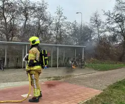 Brandweer blust brandende fiets