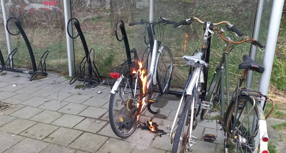 Brandweer blust brandende fiets - Foto 1